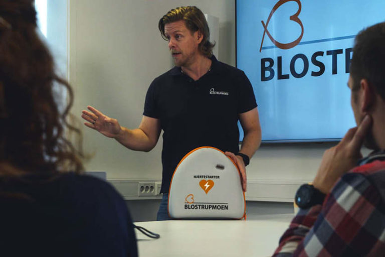 Blostrupmoens Instruktør Jon Bjør Offeigson lærer bort livsviktig kunnskap om livreddende førtehjelp.